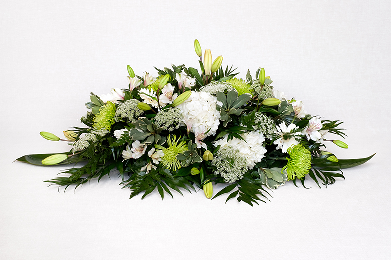 Centre amb hortensies blanques, lilium blanc, aranya verda, gerbera blanca, astromelia blanca, chico, leder, pittsosporum i cordelini