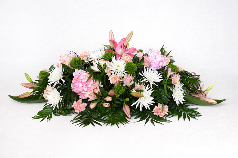 Centre amb lilium rosa, hortensia rosa, aranya blanca, barbatus verd, clavell rosa clar, astromelia vermella, cordelini, chico i leder