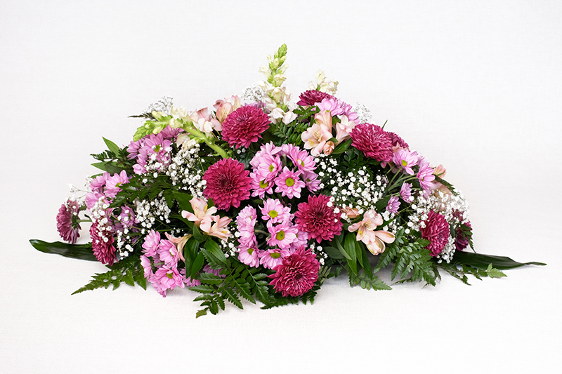 Centre amb crisantem uniflor fucsia, conillet rosa, astromelia rosa, margarida rosa, paniculata, cordelini i leder