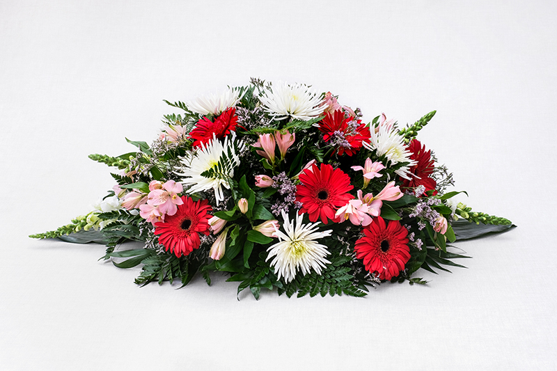 Centre amb gerbera vermella, conillet blanc, aranya blanca, astromelia rosa, limonium rosa, cordelini i leder