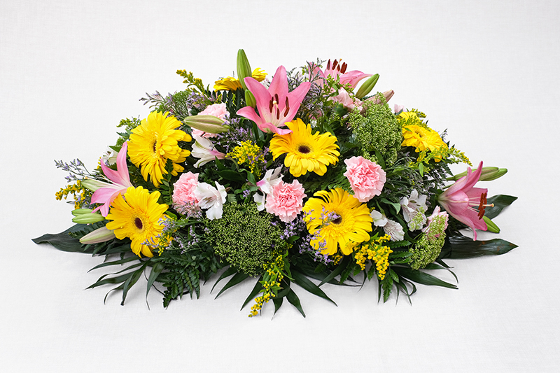 Centre amb lilium rosa, gerbera groga, animajus blanc, clavell rosa, astromelia blanca, limonium lila, solidago, cordelini i leder