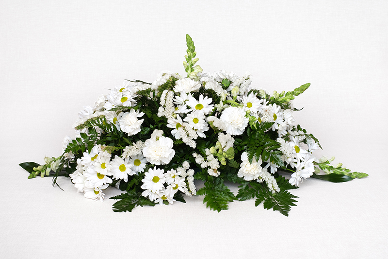 Centre amb margarida blanca, clavell blanc, conillet blanc, estatice, cordelini i leder