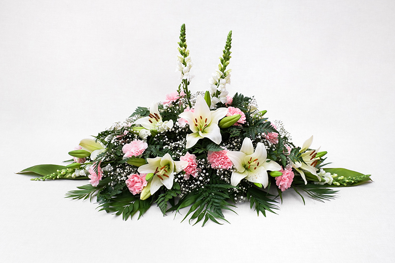 Centre amb lilium blanc, conillet blanc, clavells roses, paniculata, chico i leder