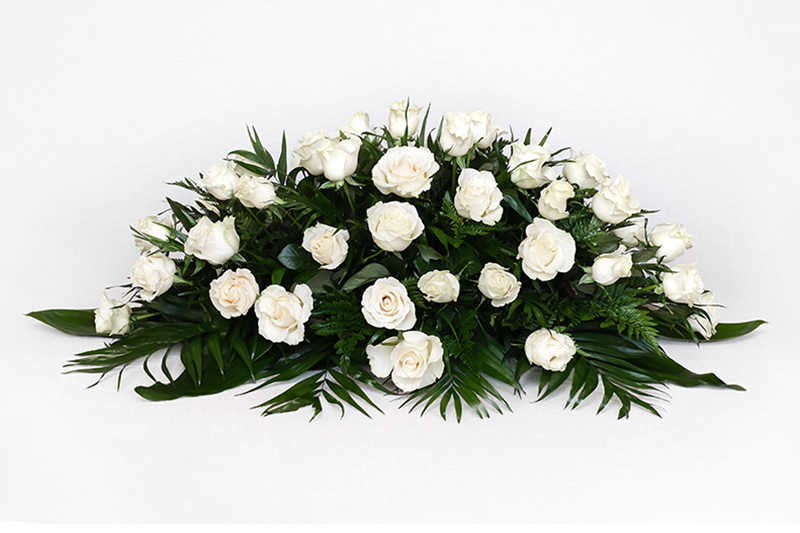 Centre de 50 roses blanques, amb leder i aspidistra