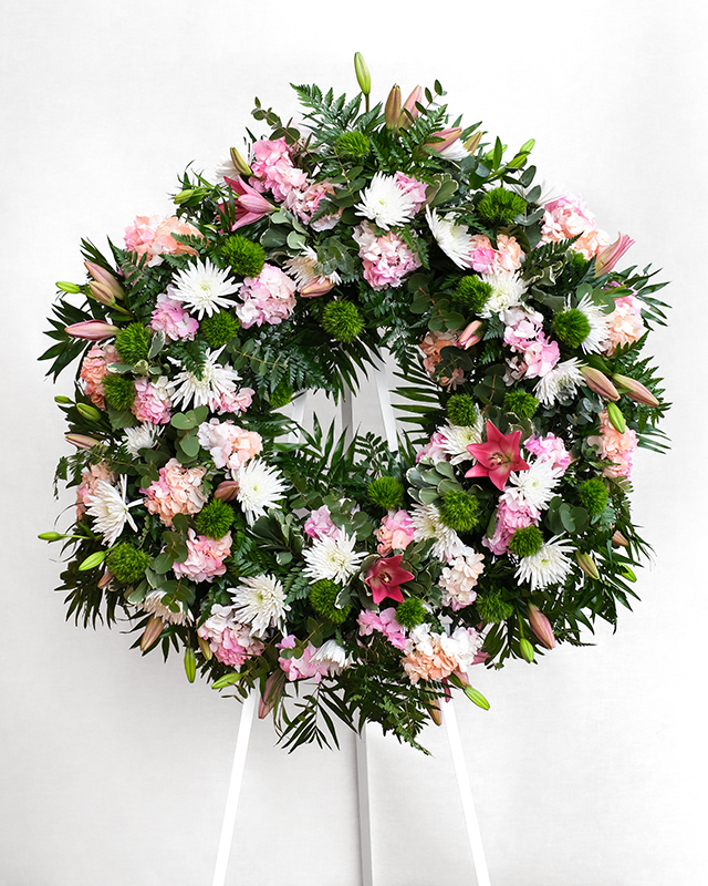 Corona amb hortensia rosa, lilium rosa, barbatus verd, aranya blanca, chico, leder, pittosporum i eucaliptus