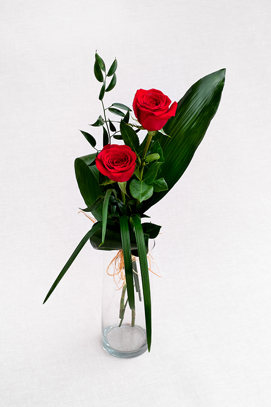 2 roses vermelles amb Aspidistra i Ruscus