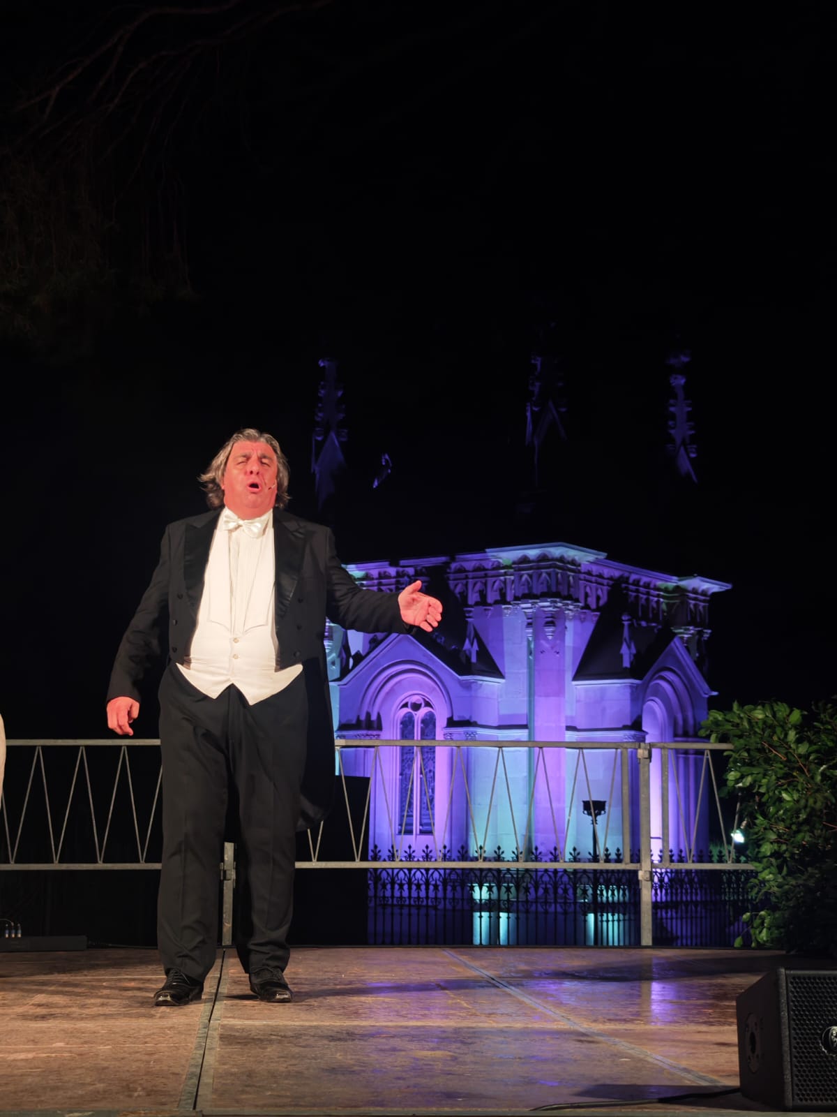 L’acte al Cementiri General de Reus va fusionar poesia, música i dansa.