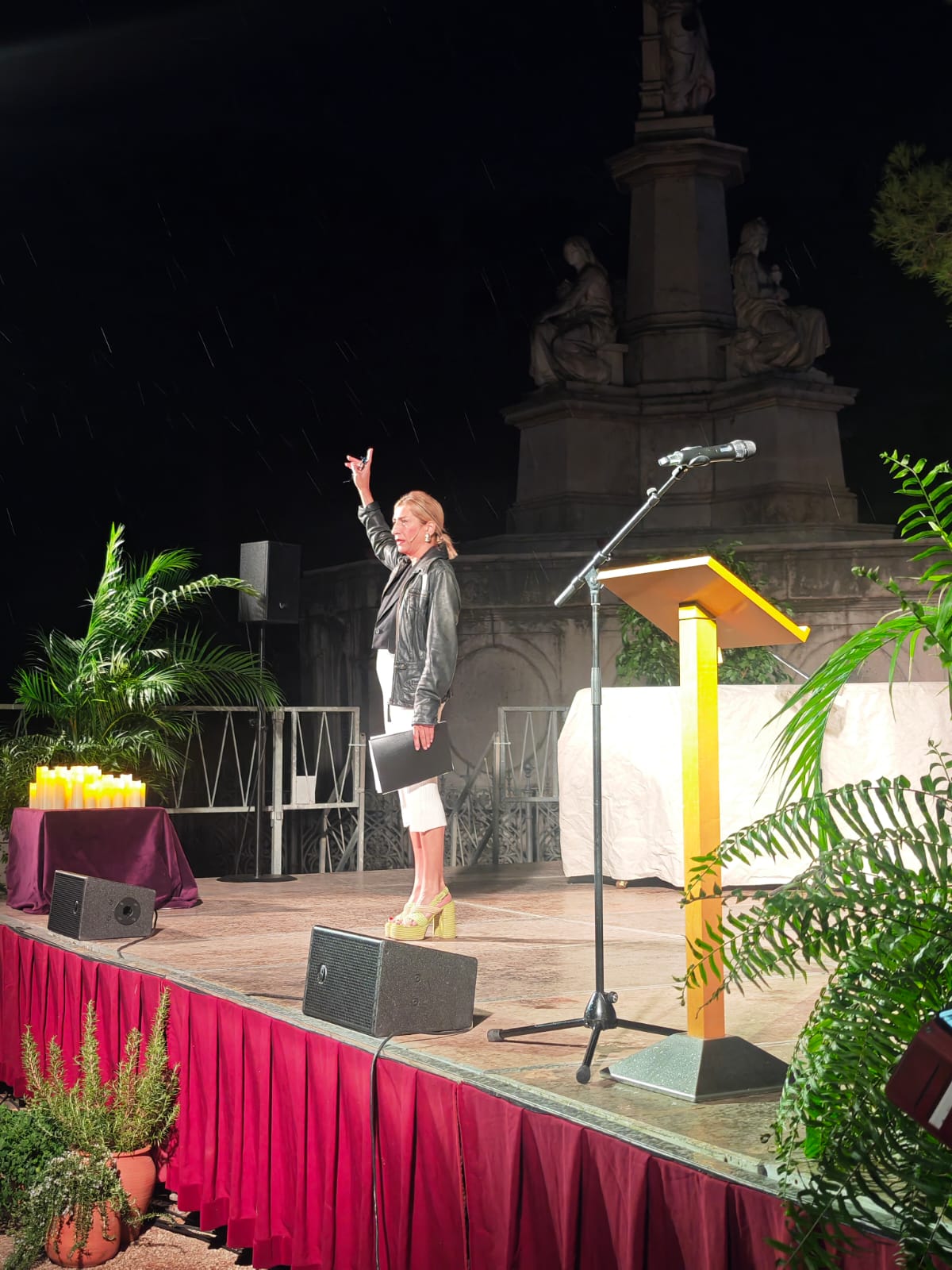 L’acte al Cementiri General de Reus va fusionar poesia, música i dansa.
