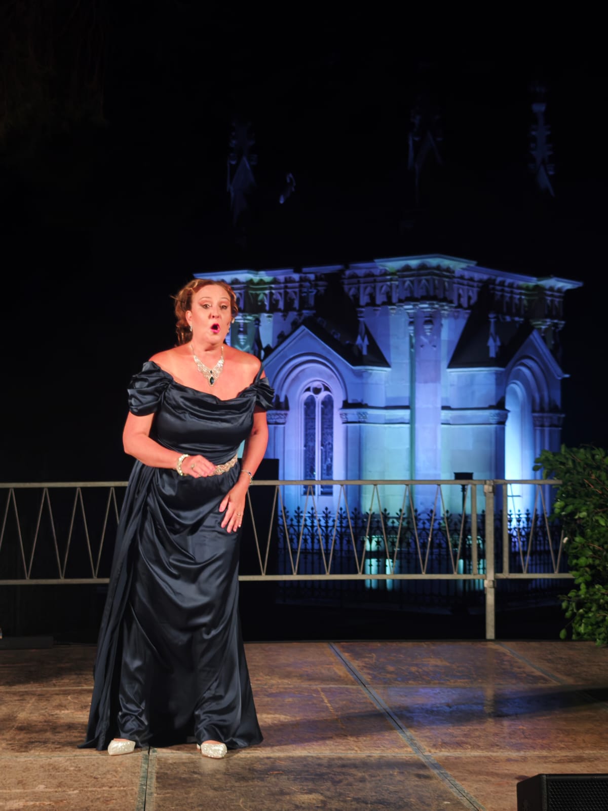 L’acte al Cementiri General de Reus va fusionar poesia, música i dansa.