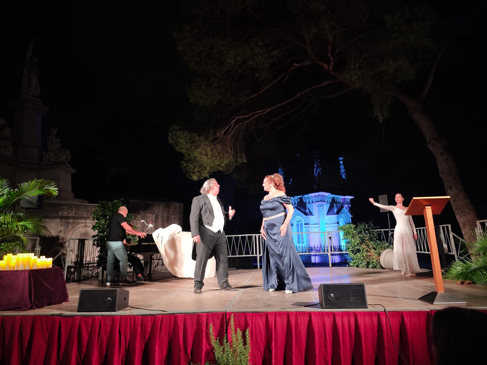 L’acte al Cementiri General de Reus va fusionar poesia, música i dansa.