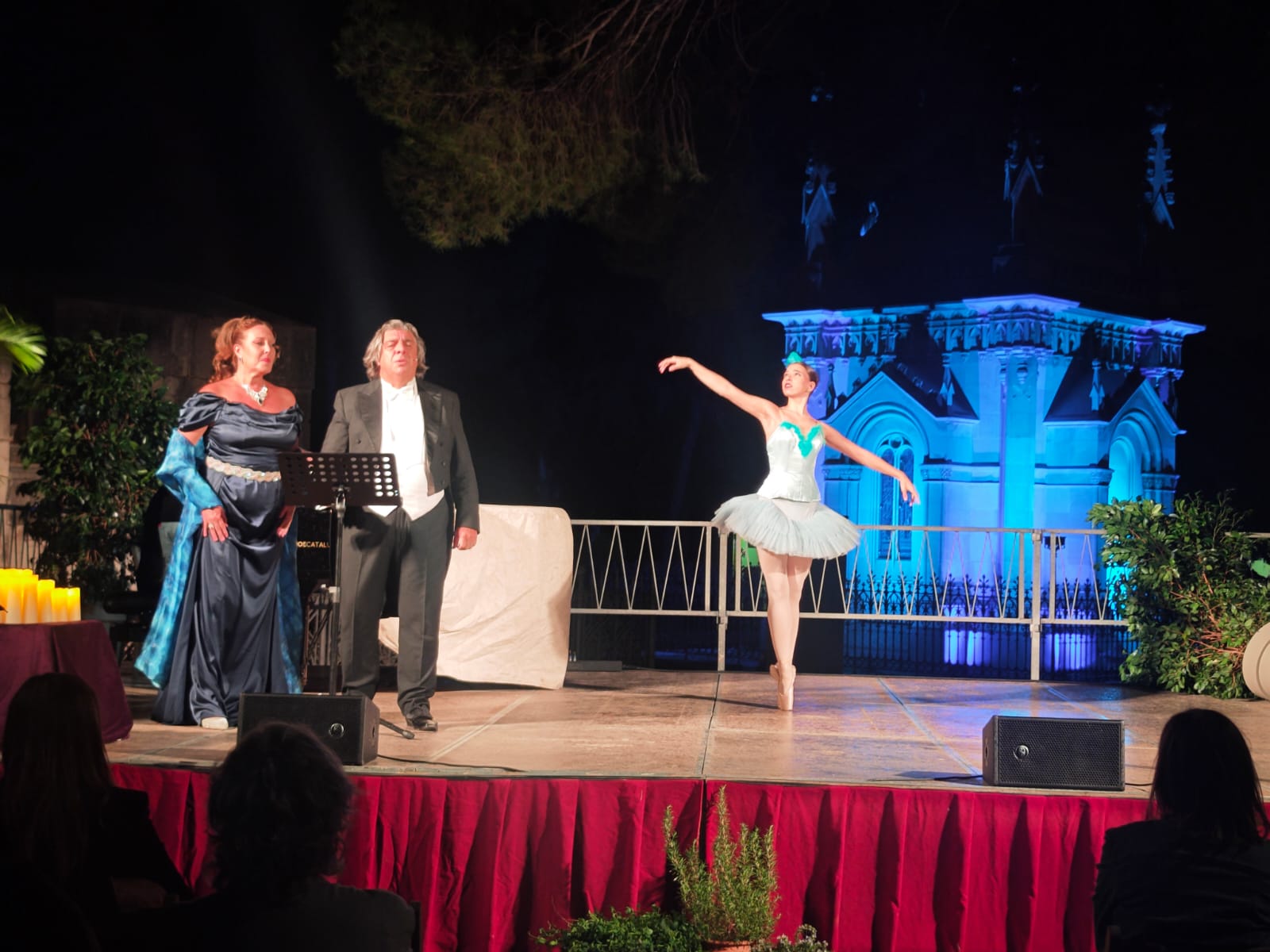 L’acte al Cementiri General de Reus va fusionar poesia, música i dansa.