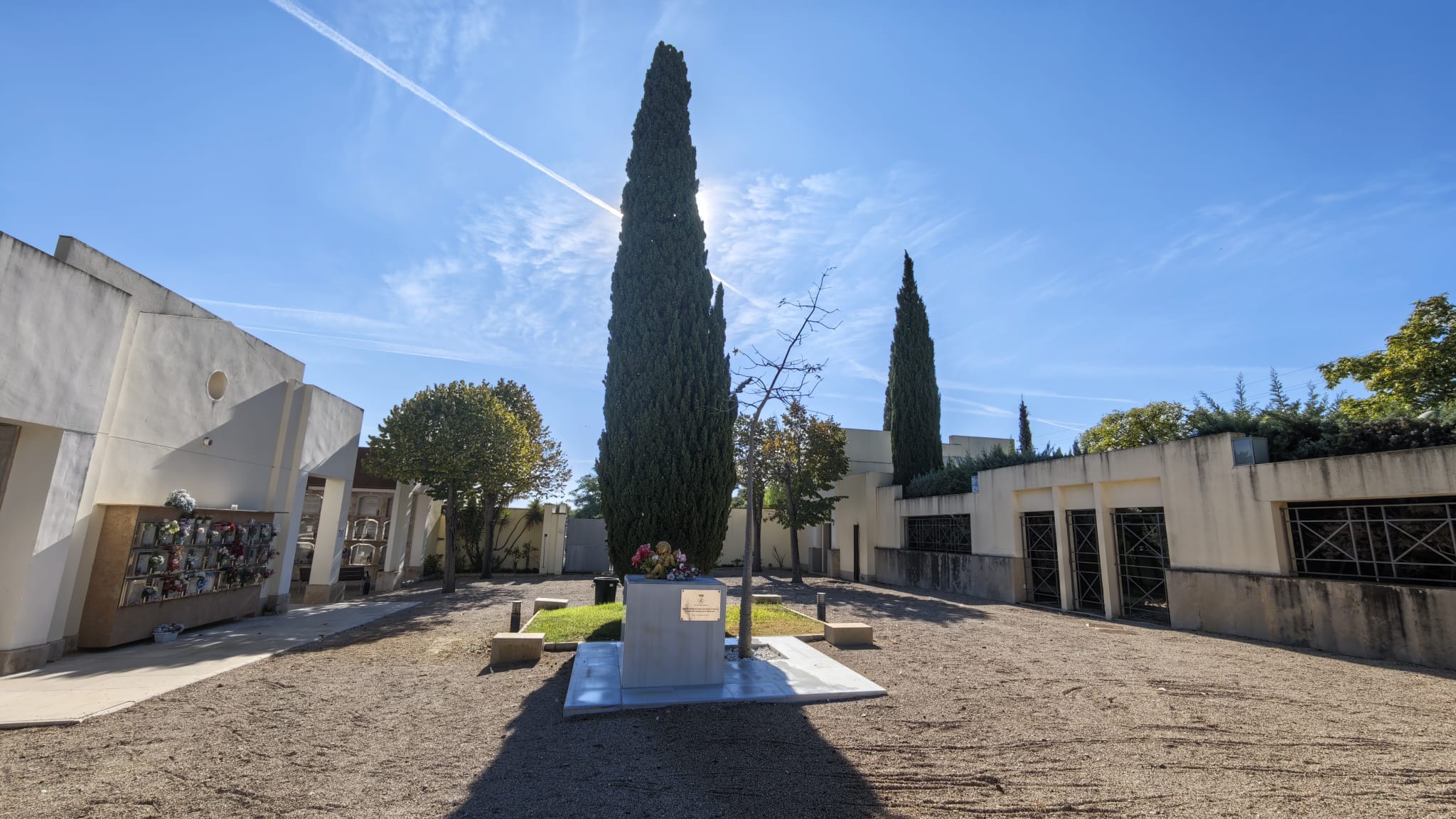 El cementiri ja està a punt per a Tots Sants.